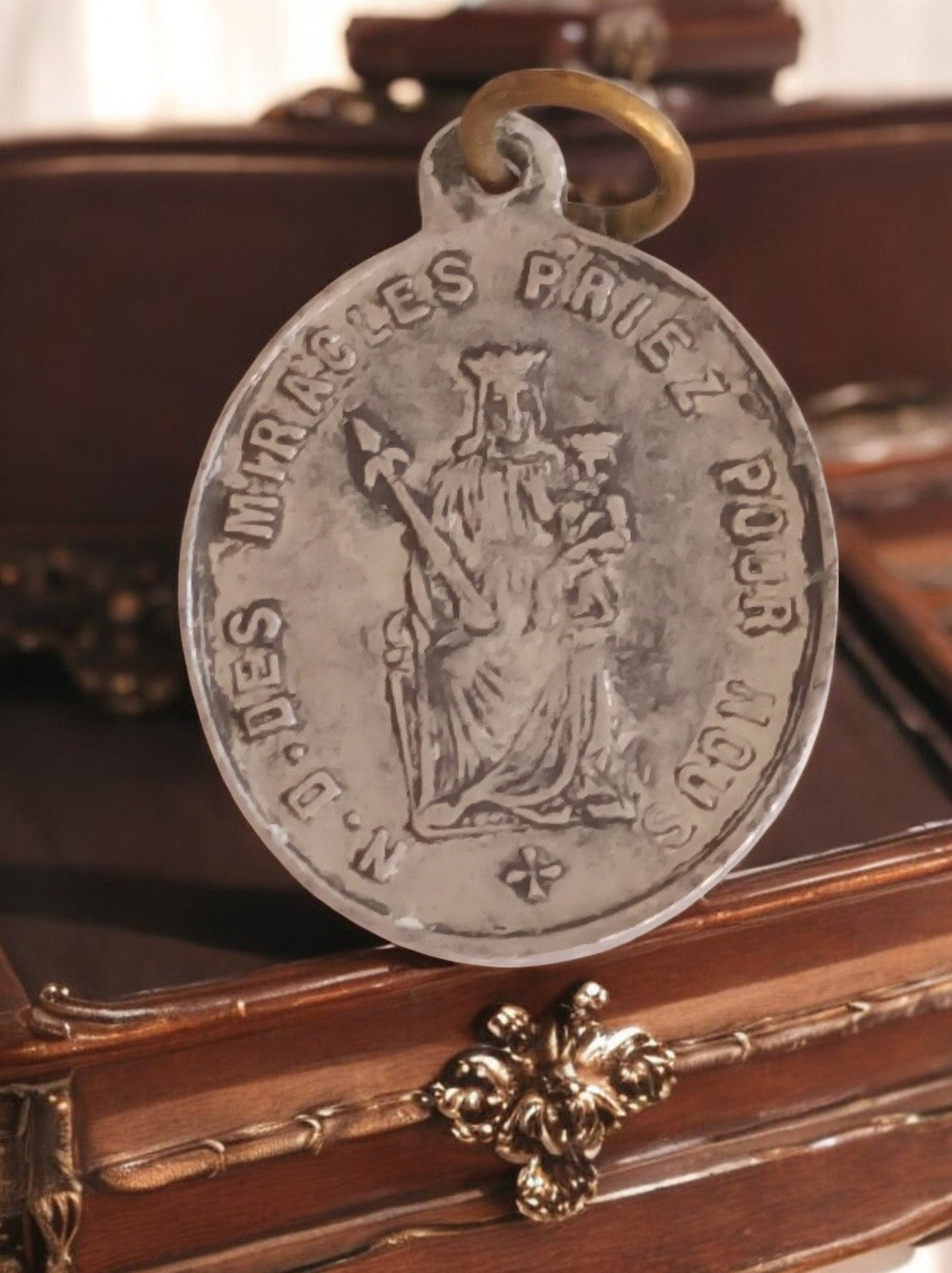 Pendentif médaille religieuse N.D. des Miracles métal vintage ancien catholique