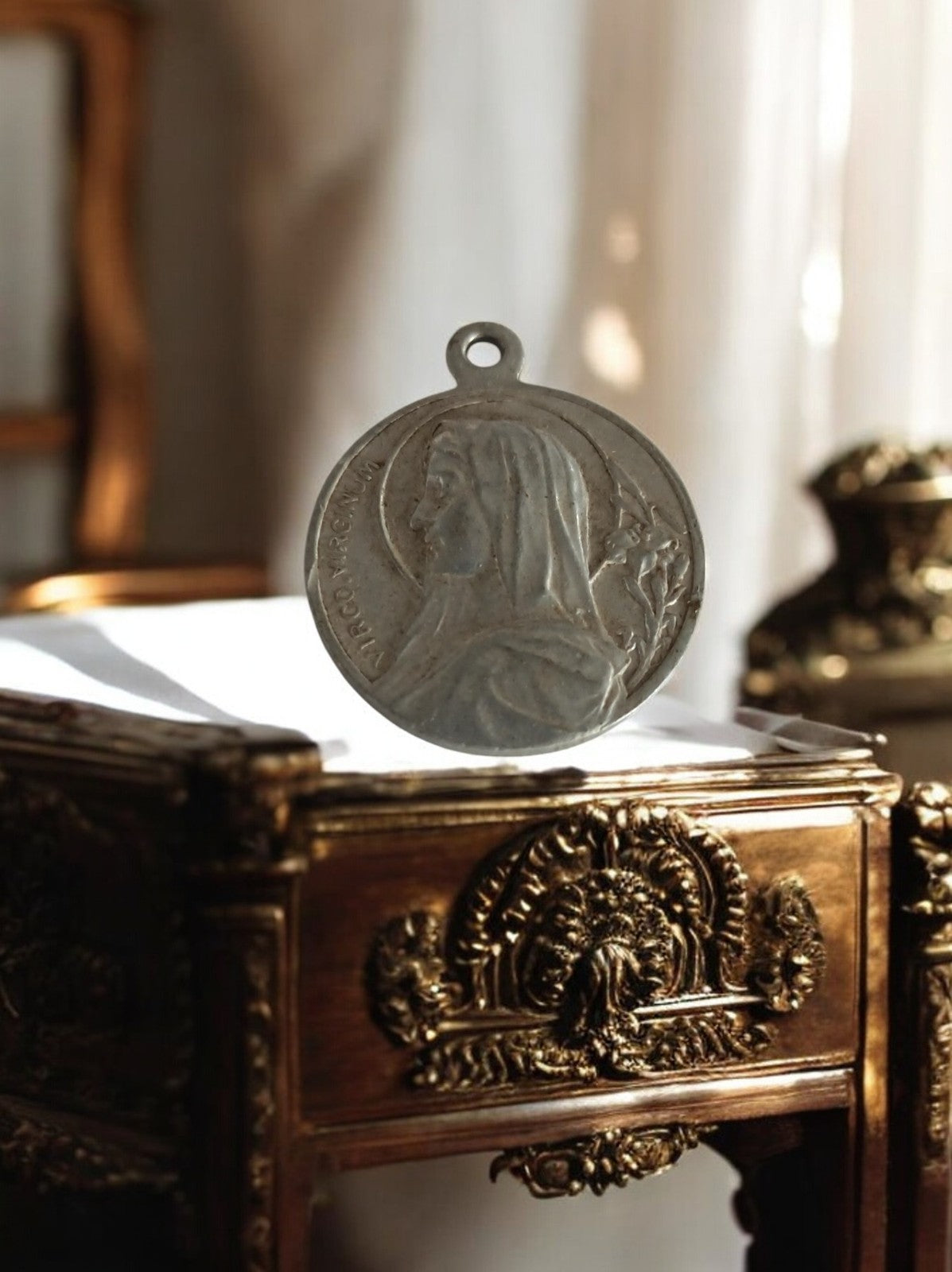 Médaille religieuse Vierge Marie métal ancien vintage catholique pendentif