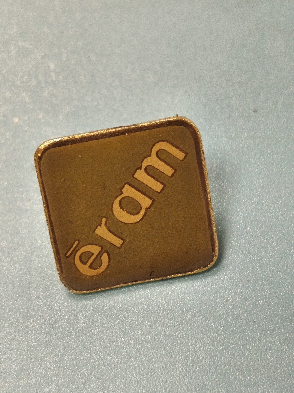 Vintage pin's carré Éram doré logo rétro collection mode (Ref 19)