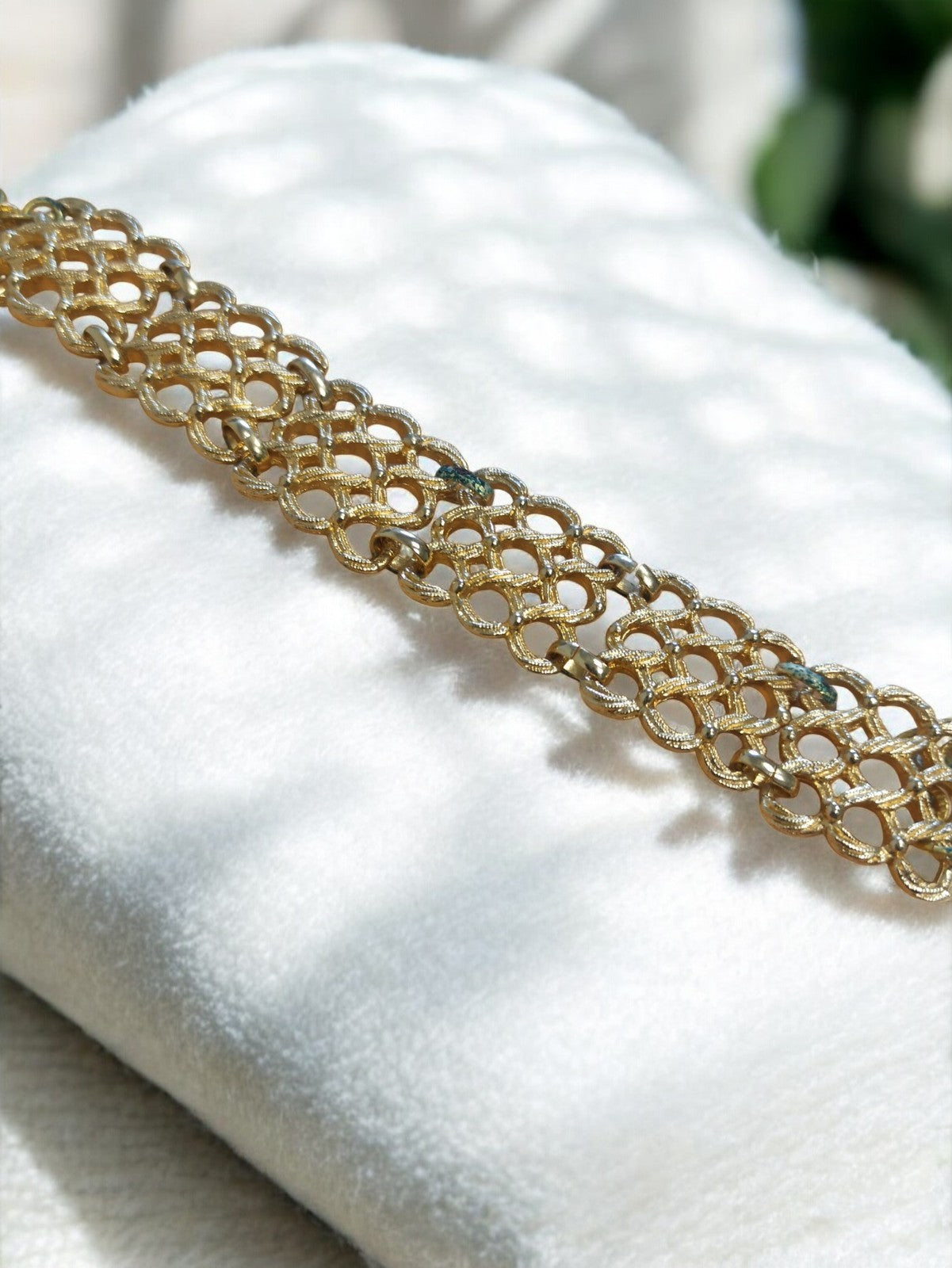 Bracelet vintage rétro fantaisie, maille ajourée dorée, bijou ancien chic