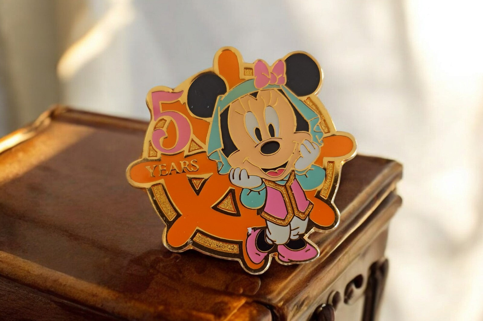 Pin's Tokyo Disneyland Minnie Mouse 5 Years doré émaillé Disney anniversaire