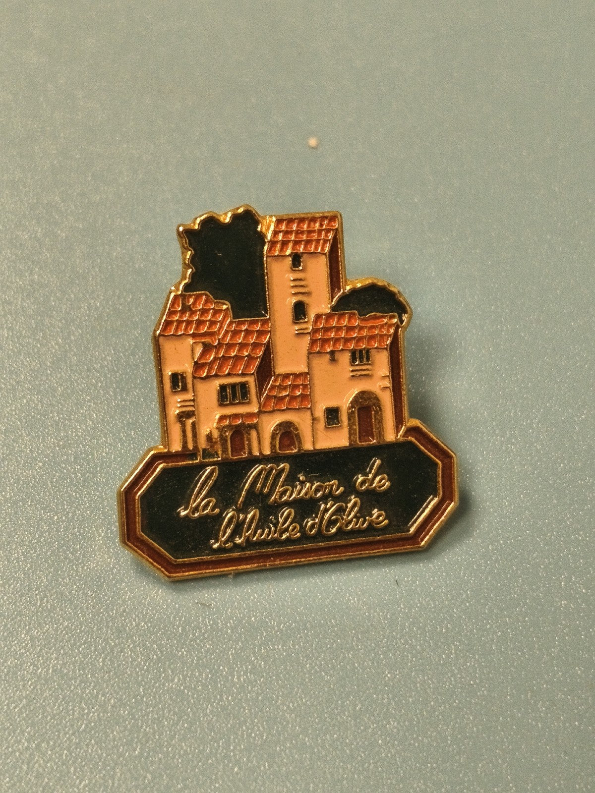 Vintage pin's La Maison de l'Huile d'Olive, maison provençale, émail, collection