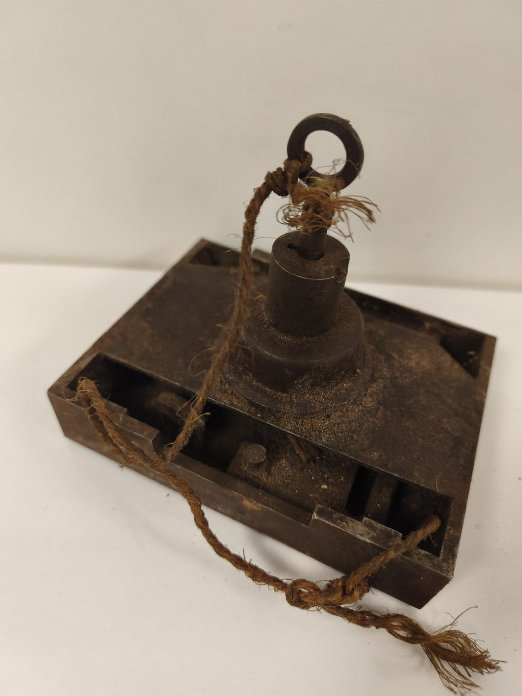 Ancienne poignée serrure de porte en métal, patine rouille, déco vintage