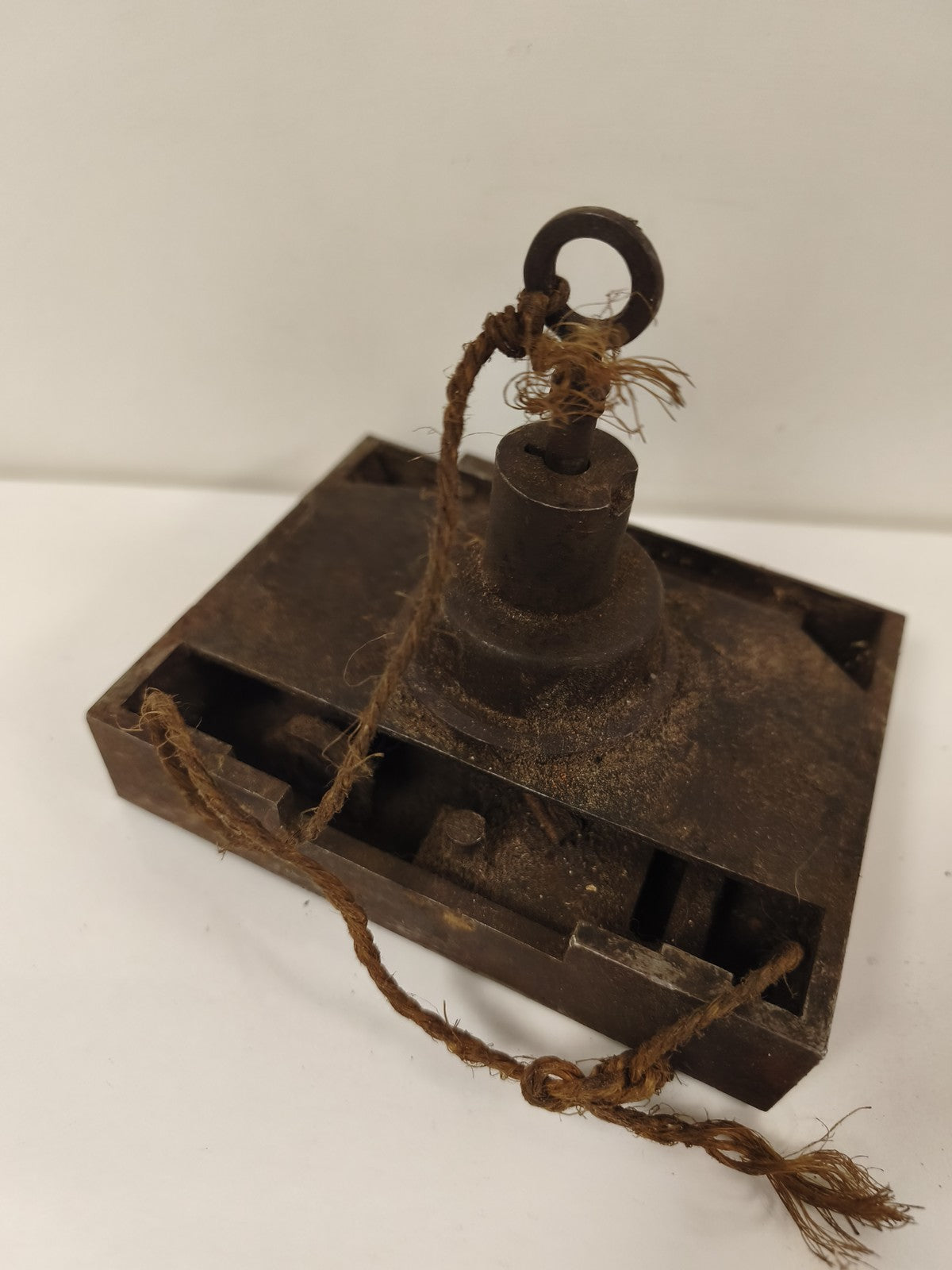 Ancienne poignée serrure de porte en métal, patine rouille, déco vintage