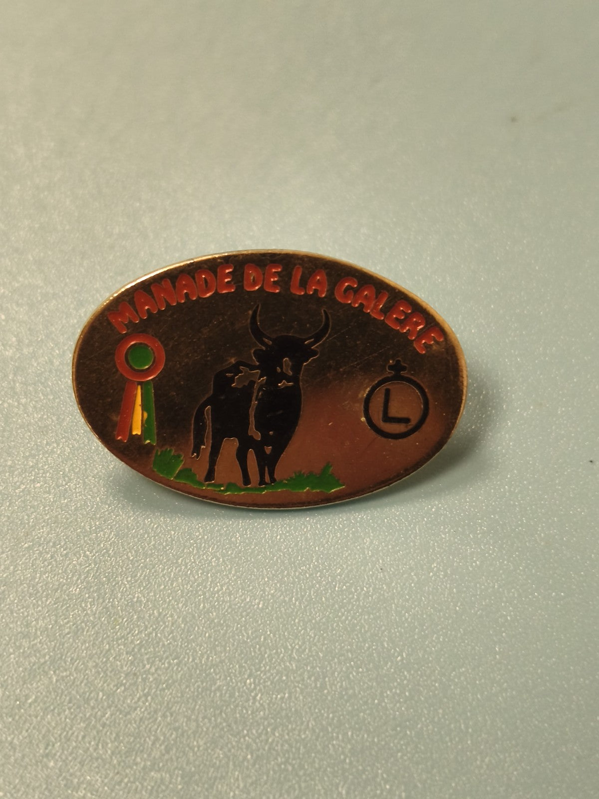 Pin's vintage Manade de la Galère taureau ovale collection Camargue