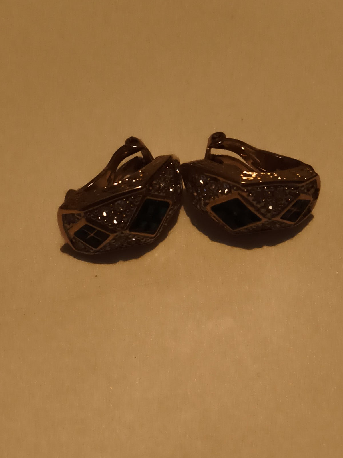 Boucles d’oreilles vintage clips dorées motif géométrique noir strass rétro