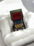 Voiture miniature ancienne rétro, siège rouge, capote verte, occasion vintage