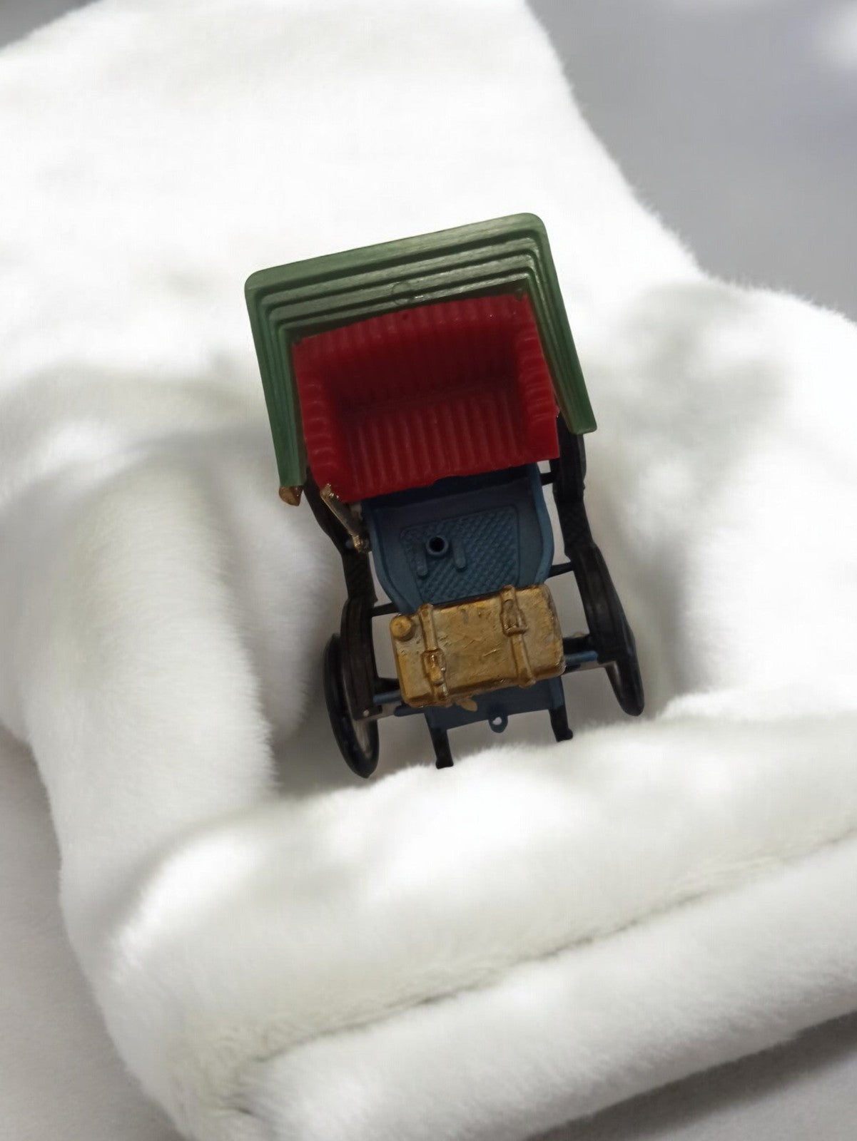 Voiture miniature ancienne rétro, siège rouge, capote verte, occasion vintage