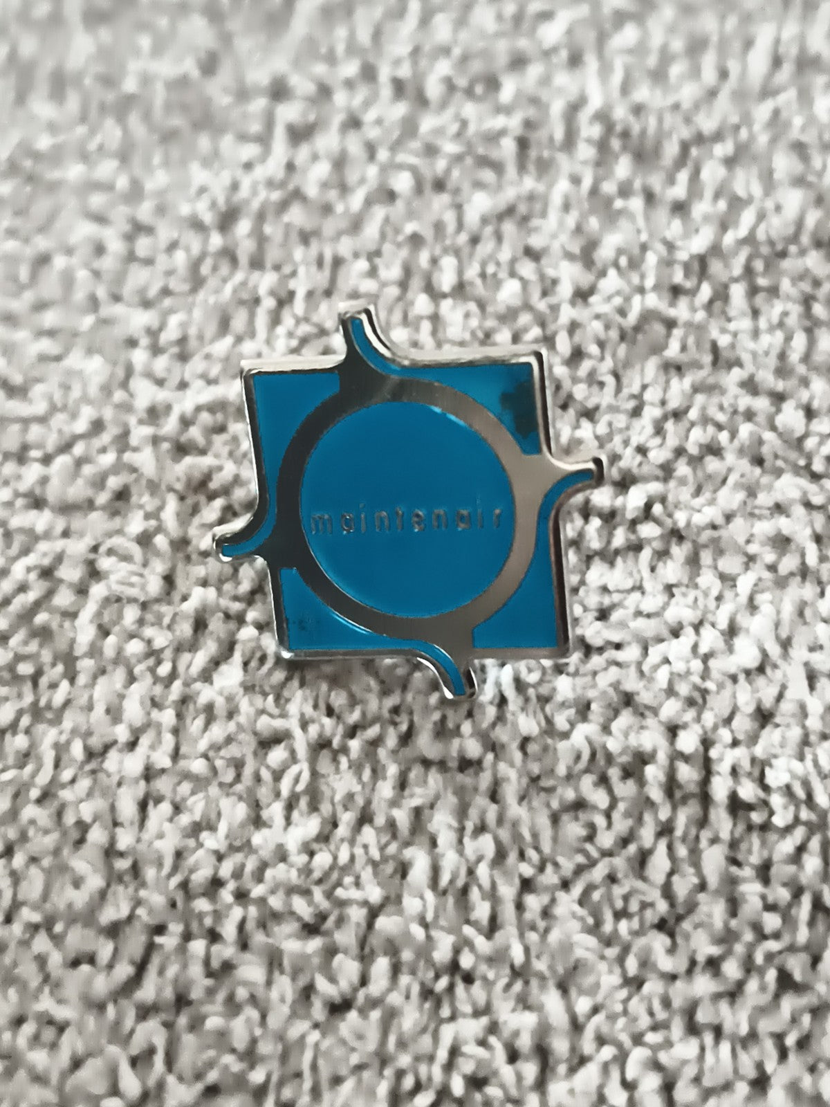 Pin's vintage bleu logo "maintenir" design moderne badge ancien (Ref 8)