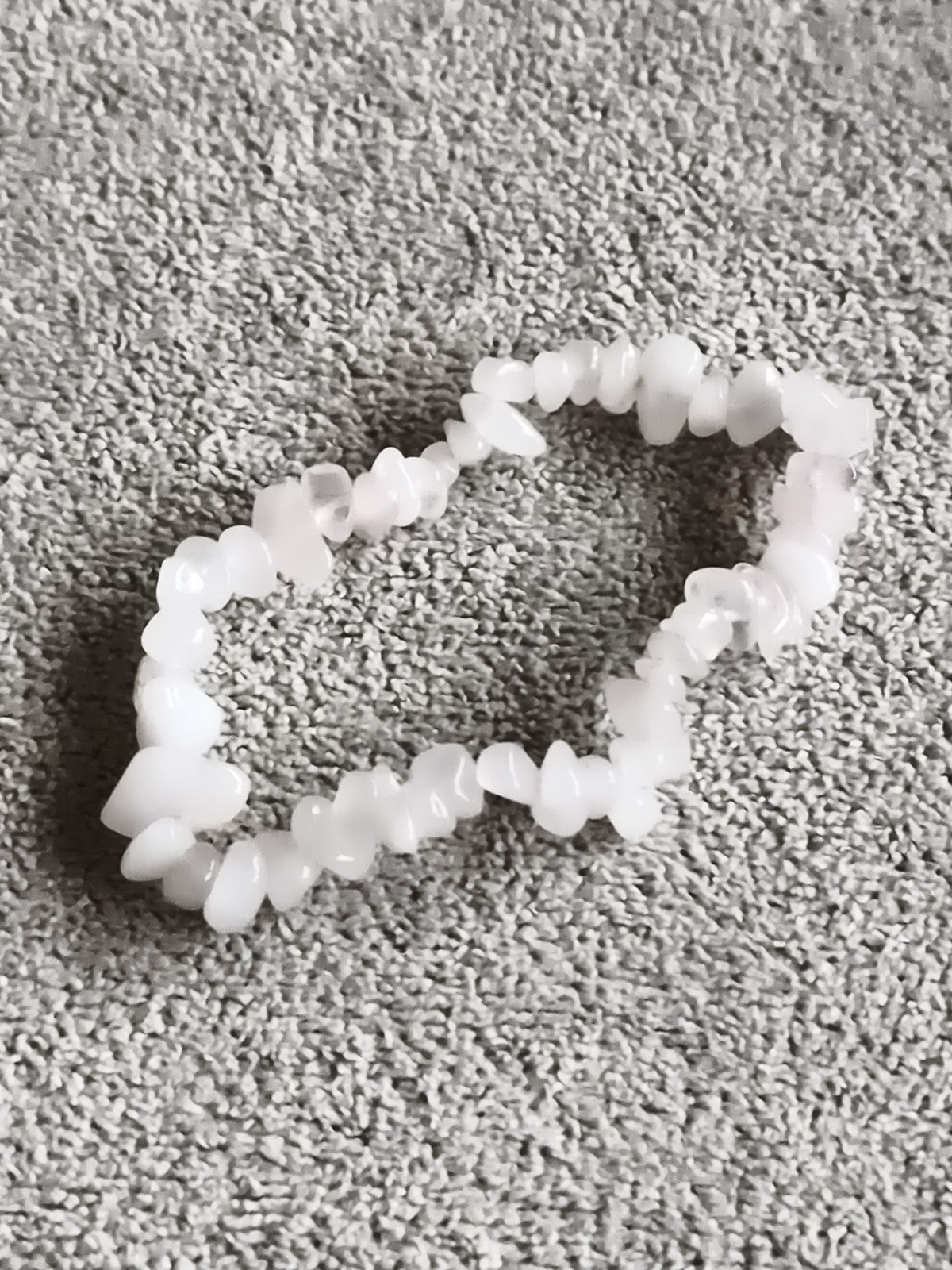 Bracelet pierres naturelles blanches éclats perles irrégulières élastique