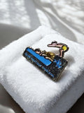 Pin's Club Nautique Charleval vintage nageur badge rétro nautisme bleu