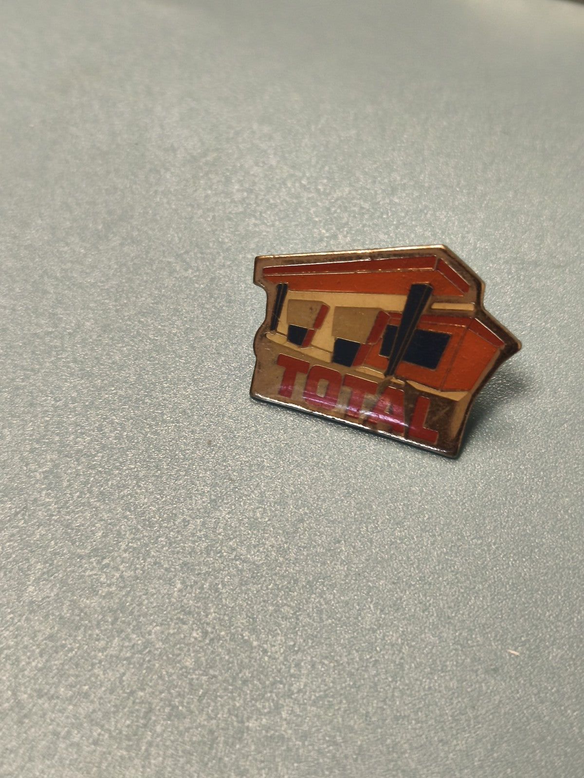 Pin's vintage TOTAL station essence, collection, logo rétro, ancien (Ref 6)