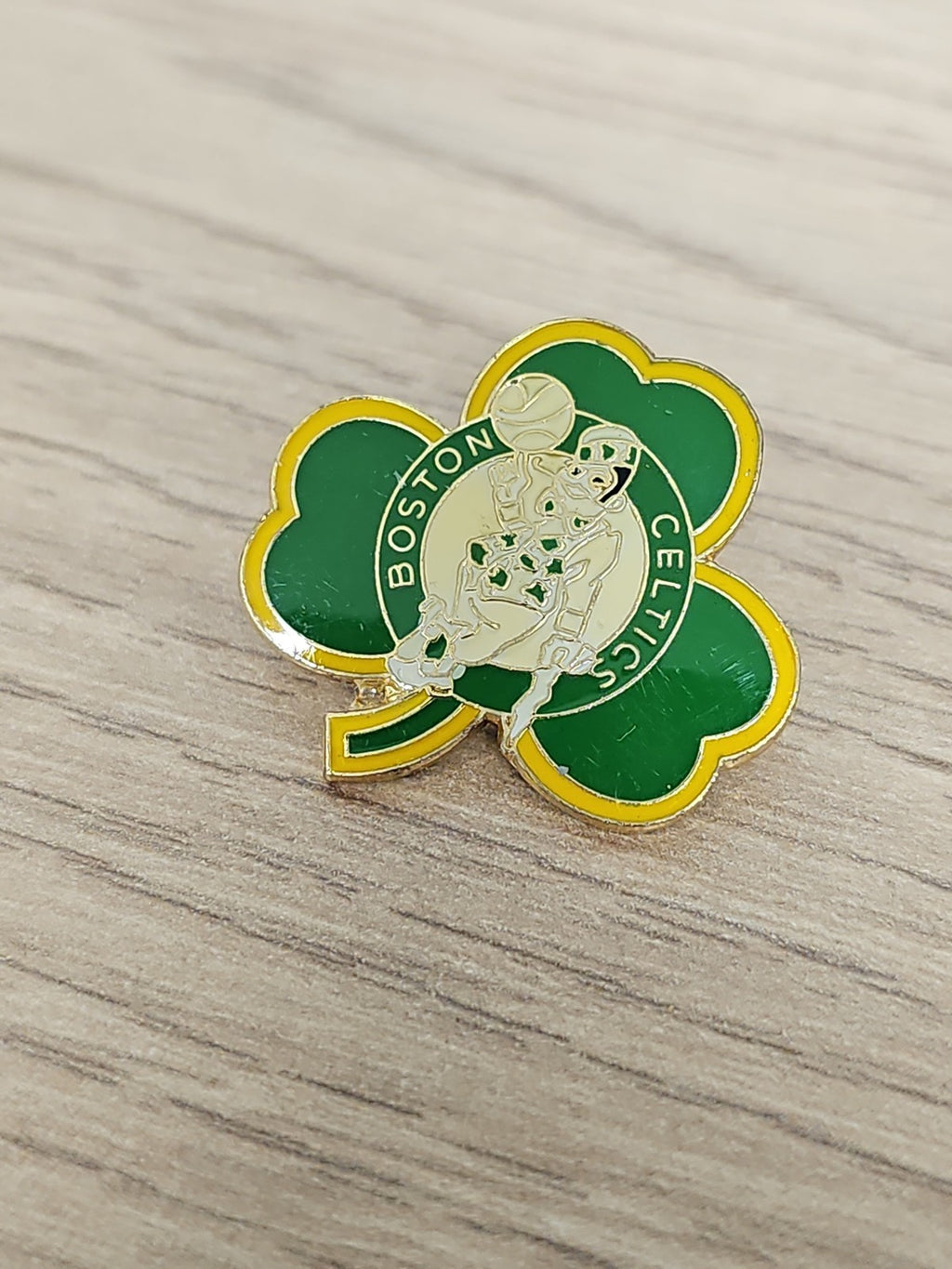 Pin's Boston Celtics trèfle vert vintage NBA USA rétro basket