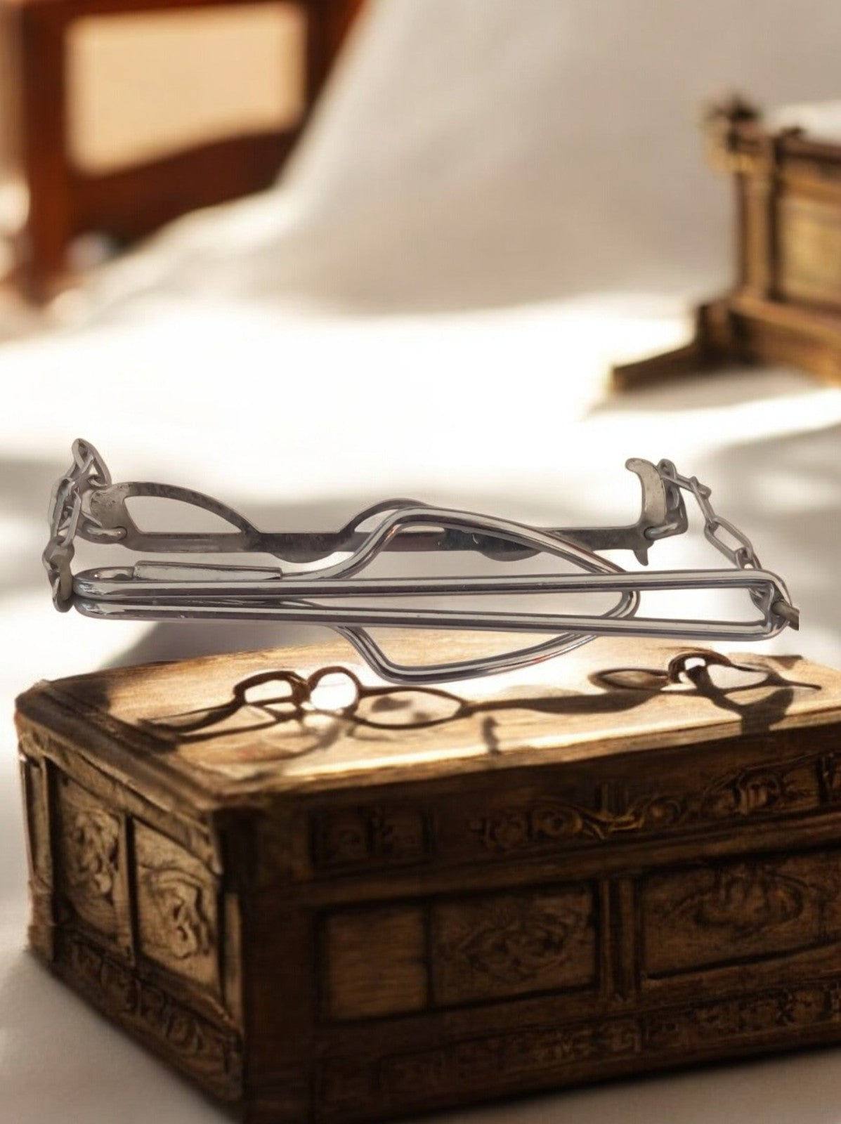 Lunettes pince-nez anciennes en métal aspect argenté avec chaînette vintage