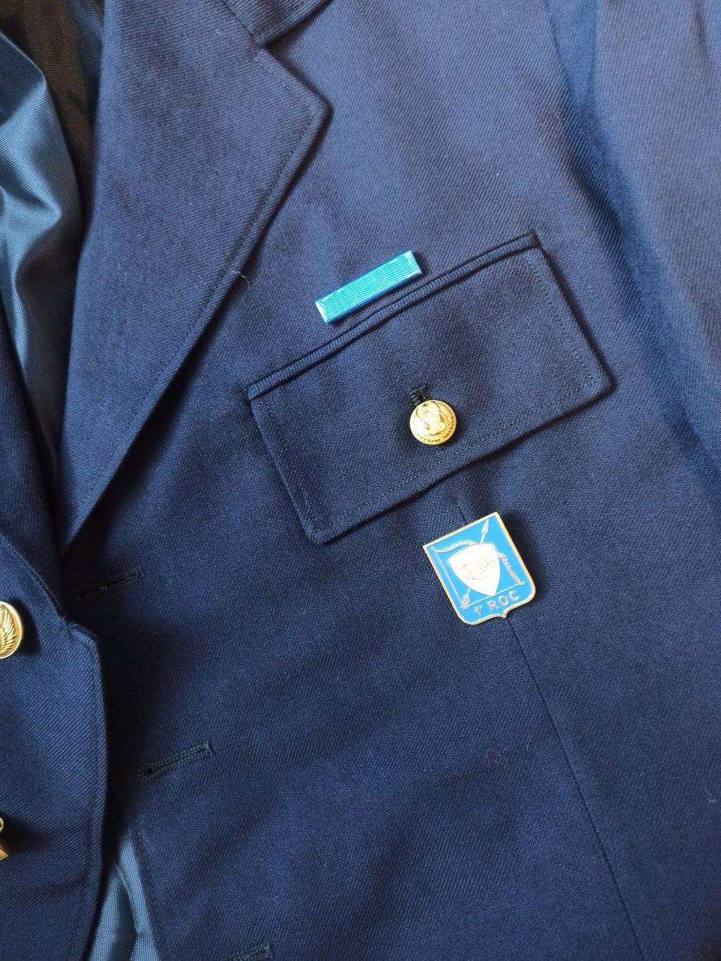Veste aviateur vintage Armée de l’air française bleu, insignes dorés ancien