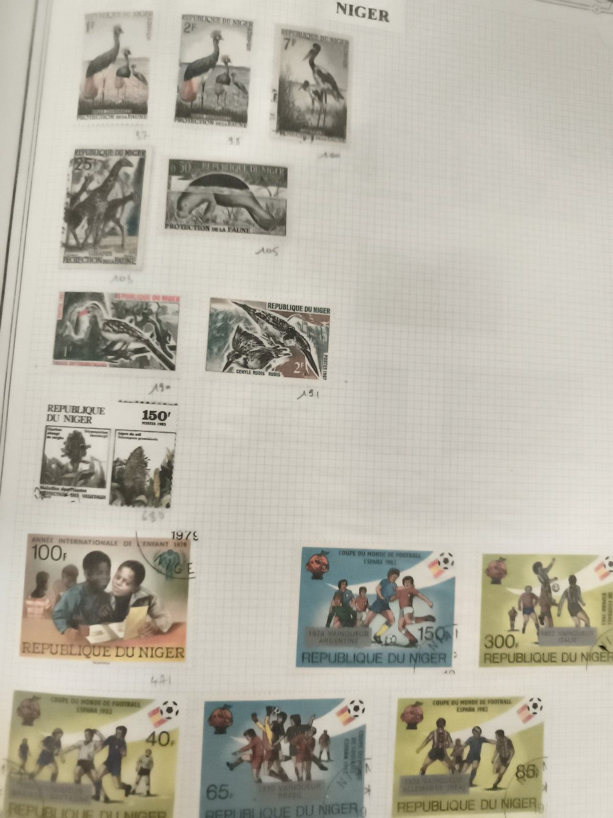 Timbres République du Niger thématiques faune football enfance philatélie