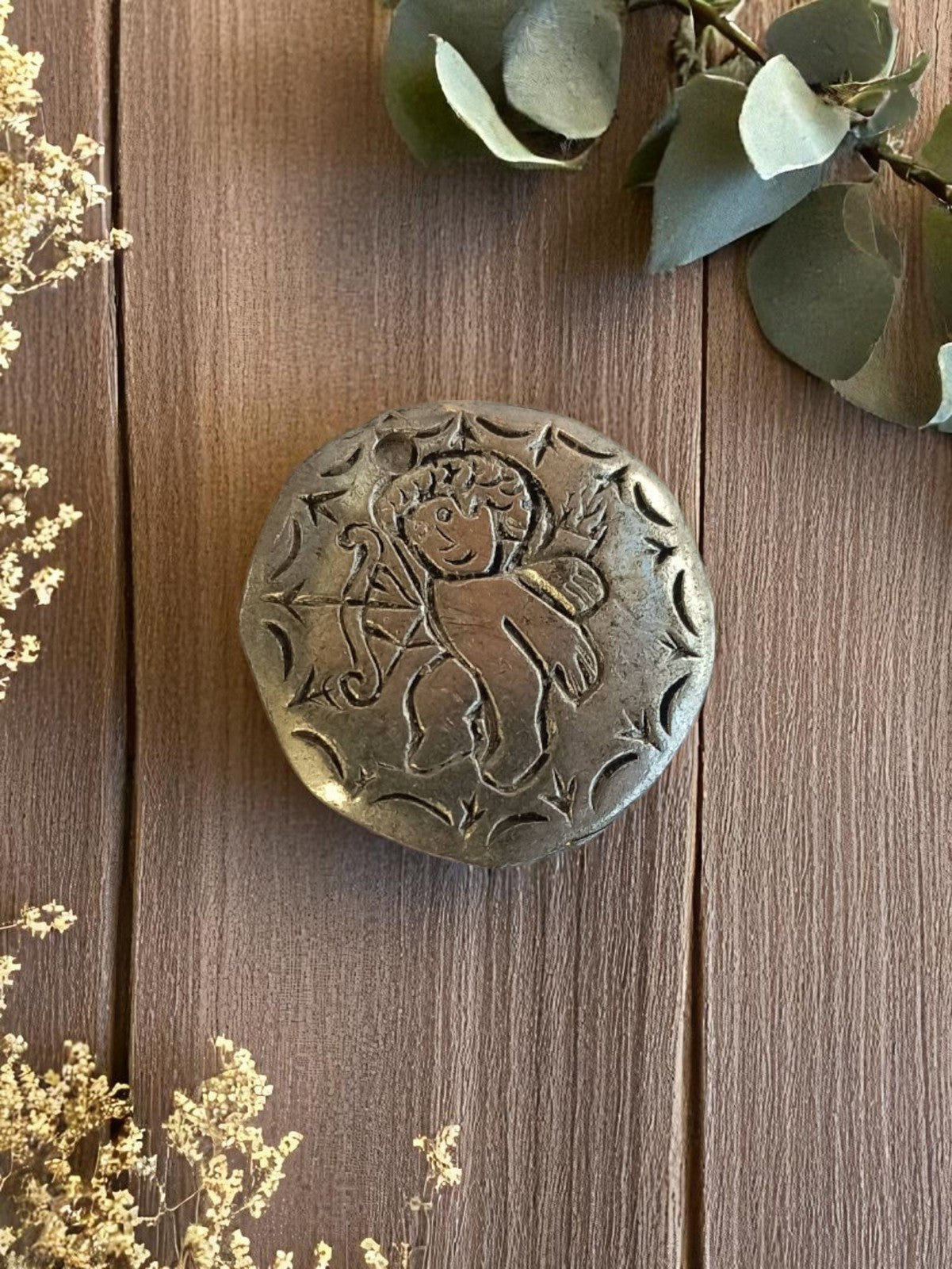 Pendentif vintage années 50 métal gravé motif ange, bijouterie deadstock