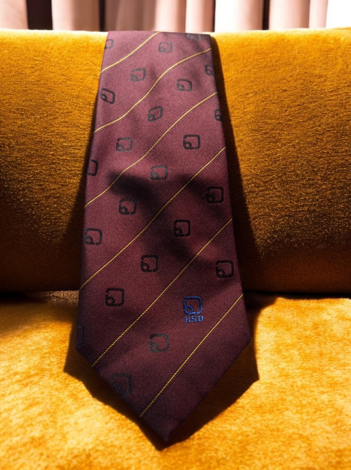 Cravate vintage KSB bordeaux motif logo, rayures fines, accessoire élégant homme