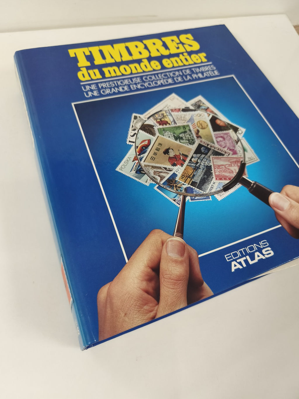 Classeur de timbres partiellement rempli, pages thématiques, couverture bleue