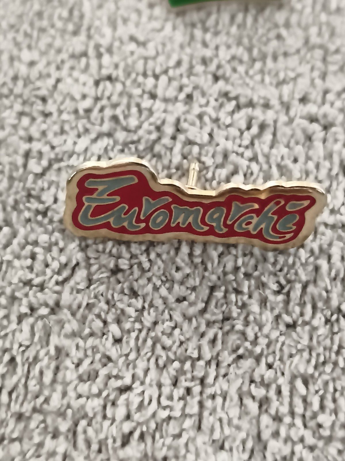 Pin's vintage Euromarché logo rouge doré ancien badge publicitaire (Ref 4)