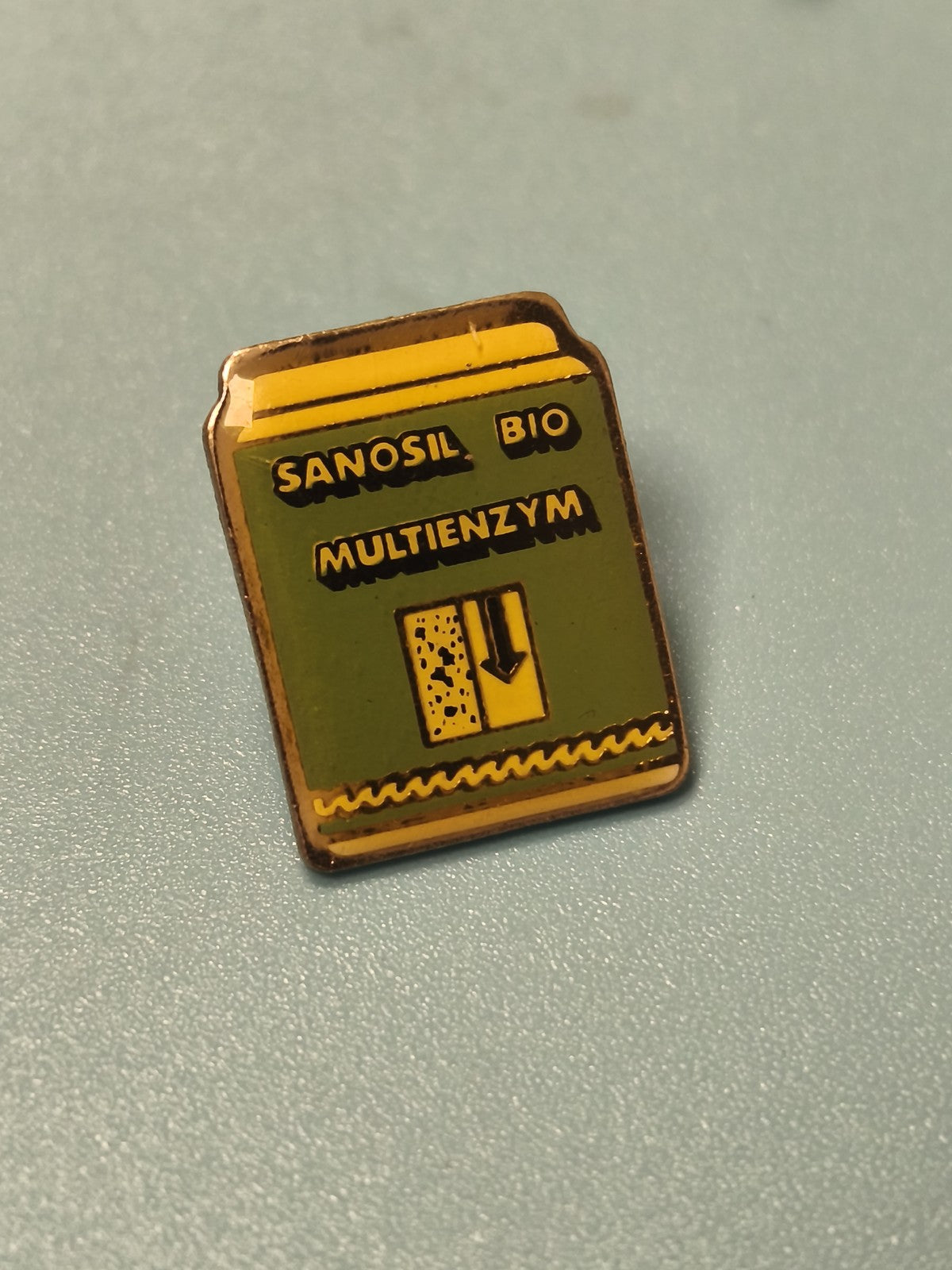 Vintage pin's Sanosil Multienzym vert jaune bio publicitaire collection