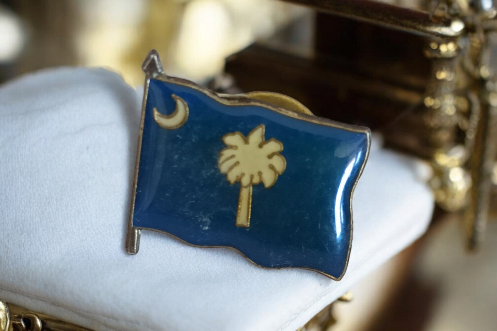 Pin's vintage drapeau Caroline du Sud bleu palmier croissant USA émail