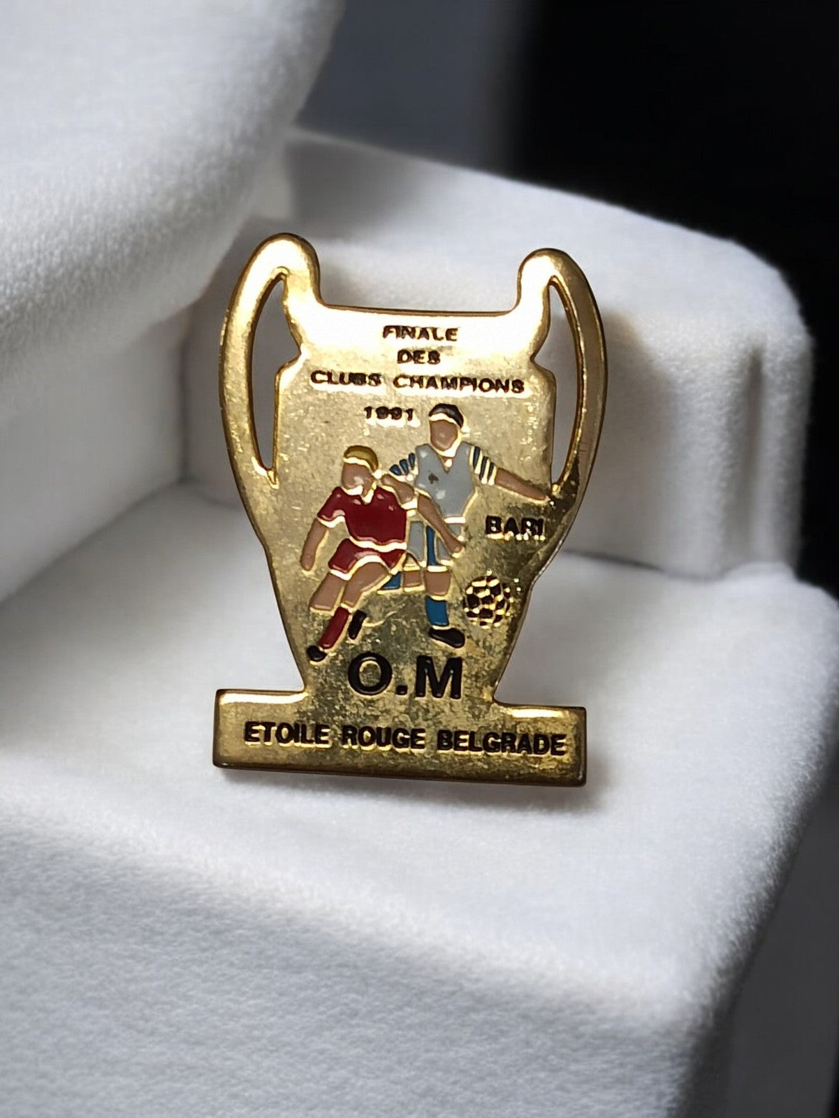 Pin's vintage OM finale 1991 Coupe d'Europe, badge rétro football Belgrade