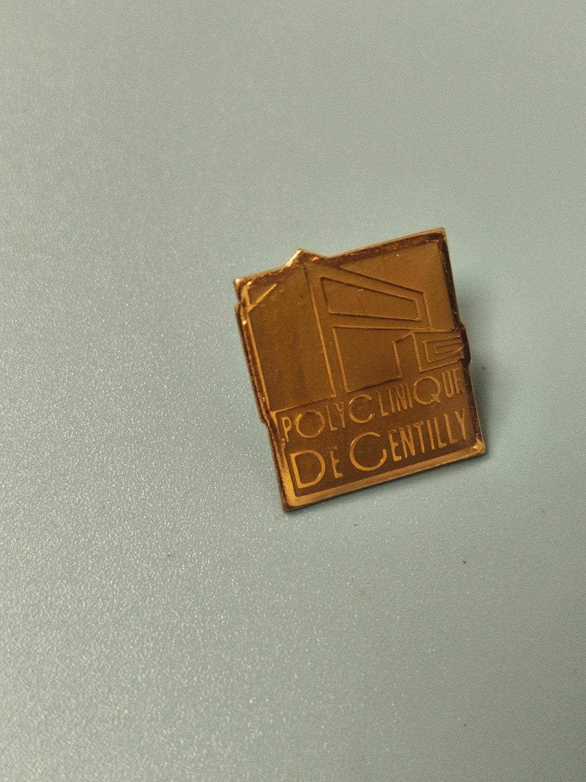 Vintage pin's Polyclinique de Gentilly doré, badge ancien médical rare