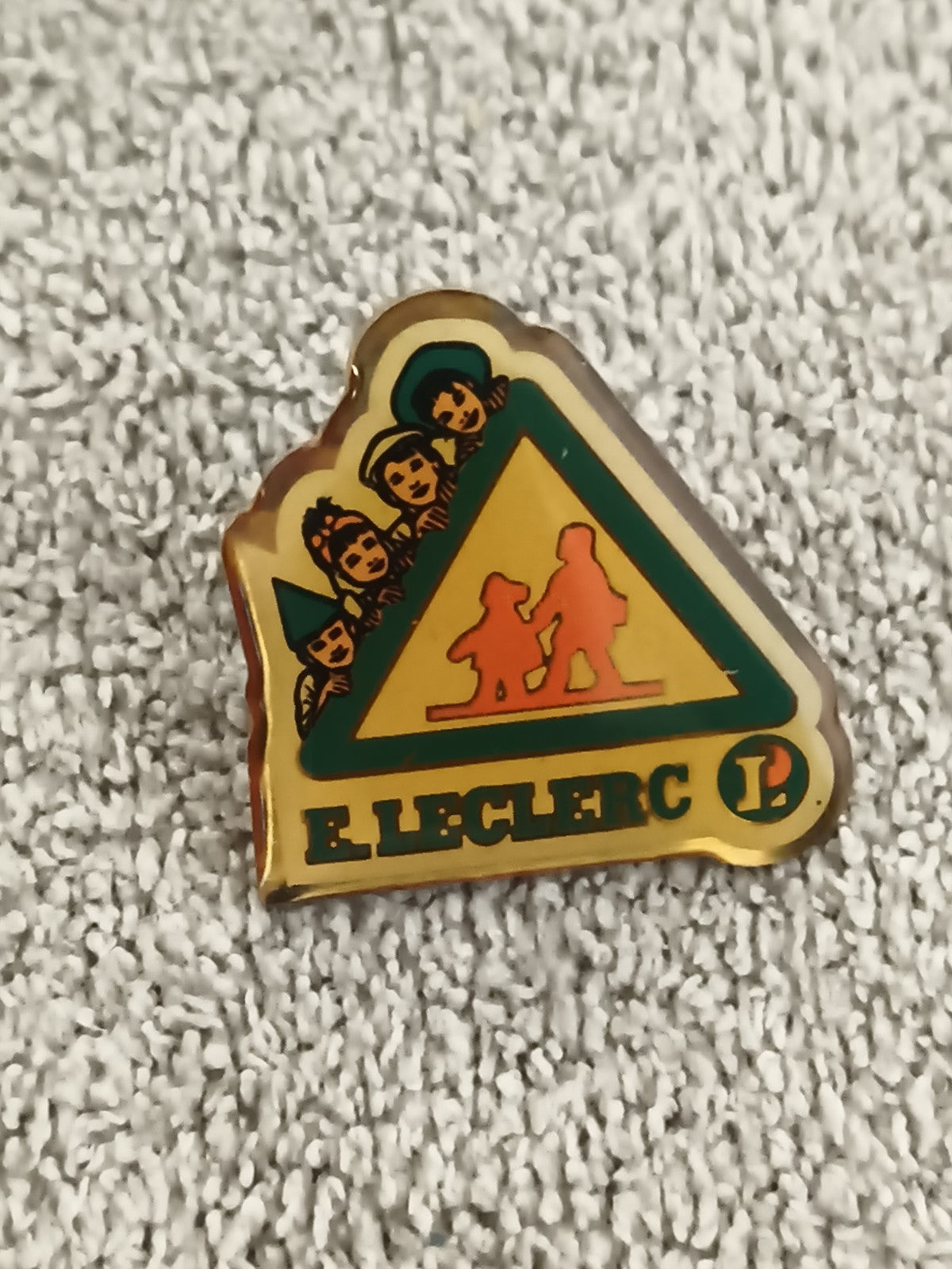 Pin's vintage E. Leclerc sécurité enfants triangle jaune vert badge ancien (Ref