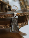 Porte-clés religieux ancien Vierge à l'Enfant dorure sur métal, vintage déco