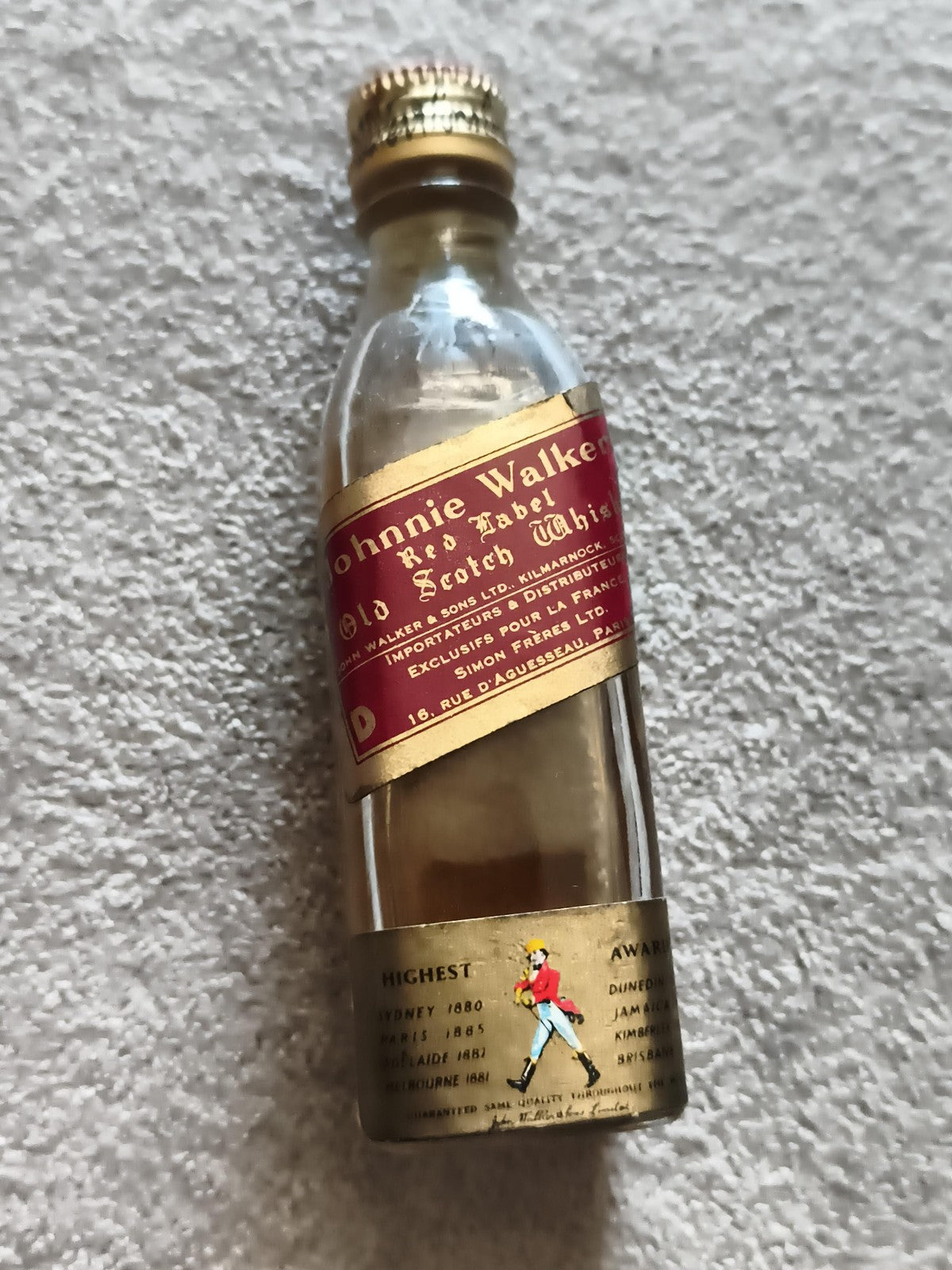 Mignonnette vintage Johnnie Walker Red Label partiellement pleine whisky