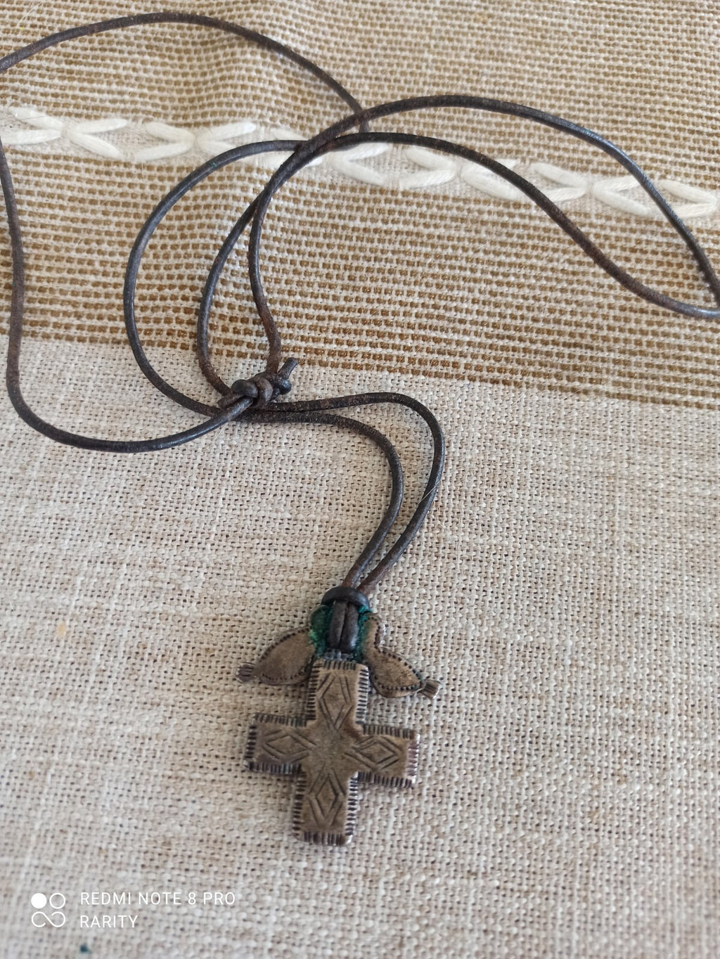 Croix religieuse Métal Pointus Paris pendentif gravé, collier cuir brun