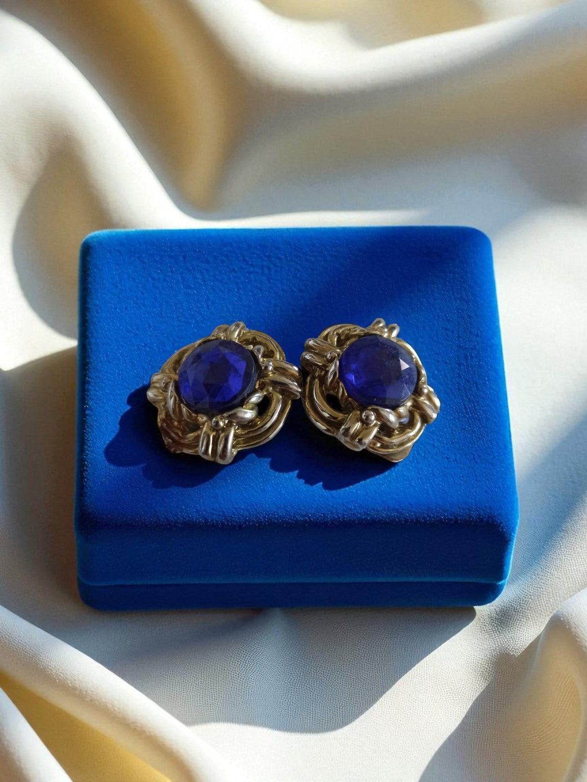 Boucles d’oreilles vintage années 50 métal doré cabochon violet rétro