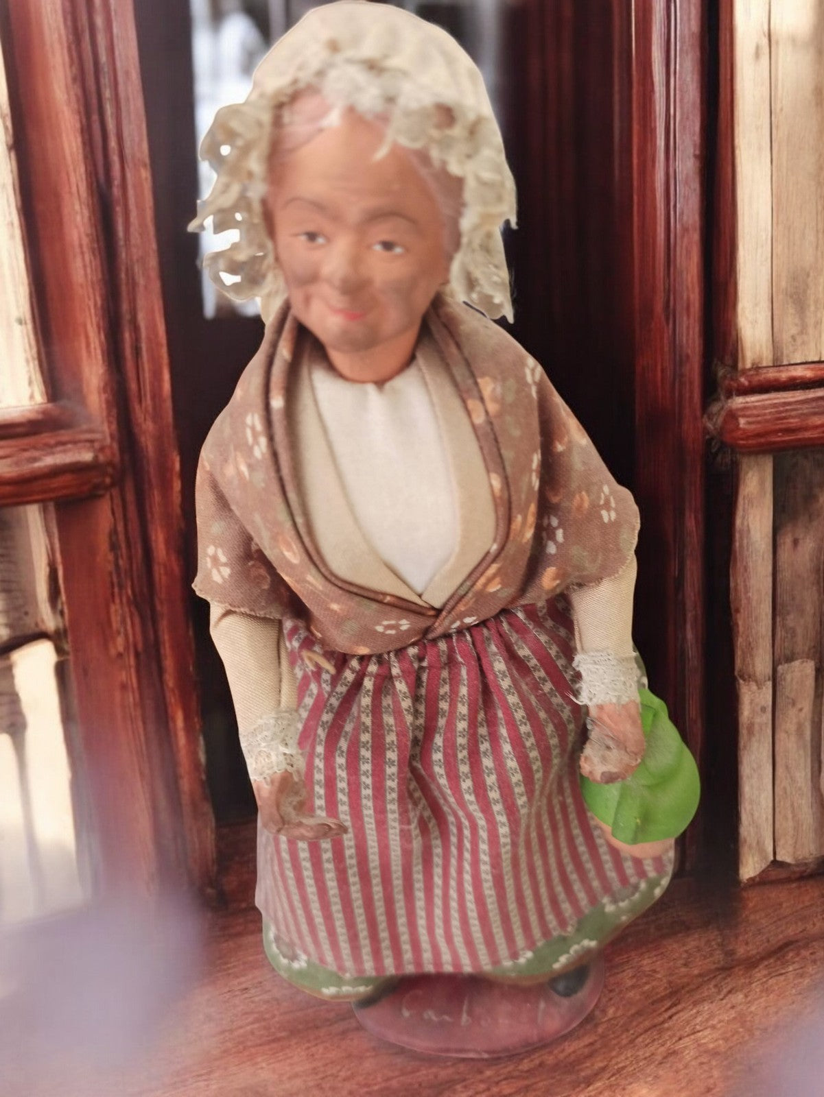 Santon ancien femme cabanière vintage, visage peint, habit tissu, crèche déco