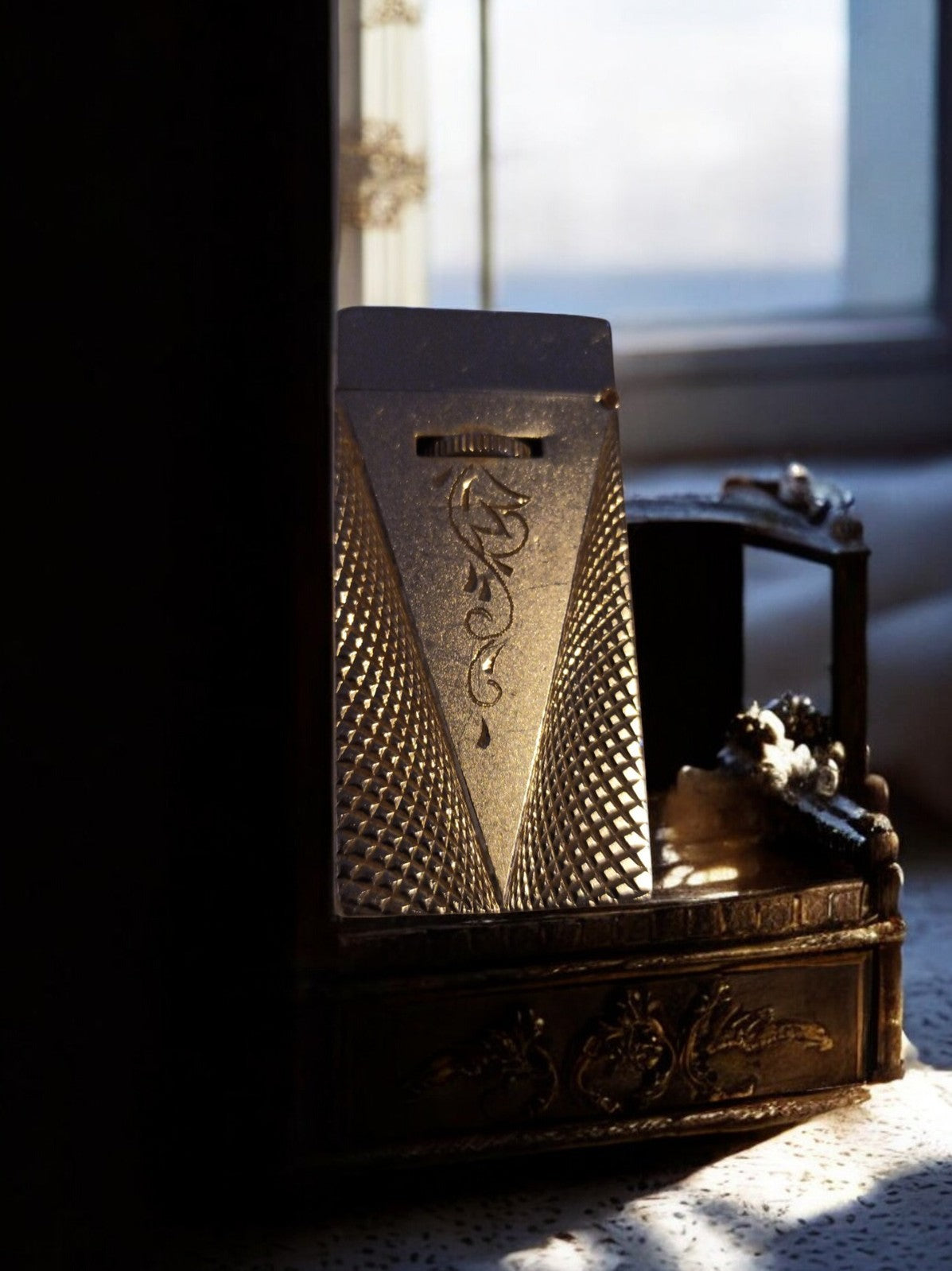 Briquet vintage à motif gravé, finition dorée, à restaurer, objet de collection