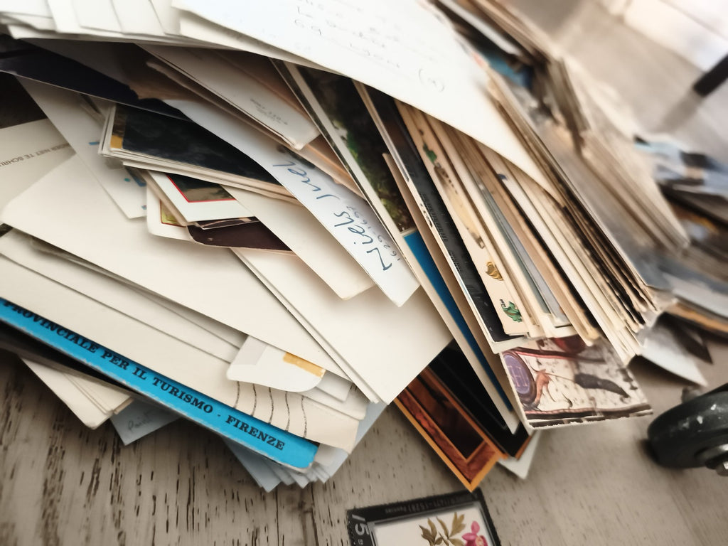 Lot lettres timbrées et cartes postales anciennes à trier philatélie vrac