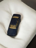 Voiture miniature vintage bleue, véhicule rétro ancien, modèle de collection