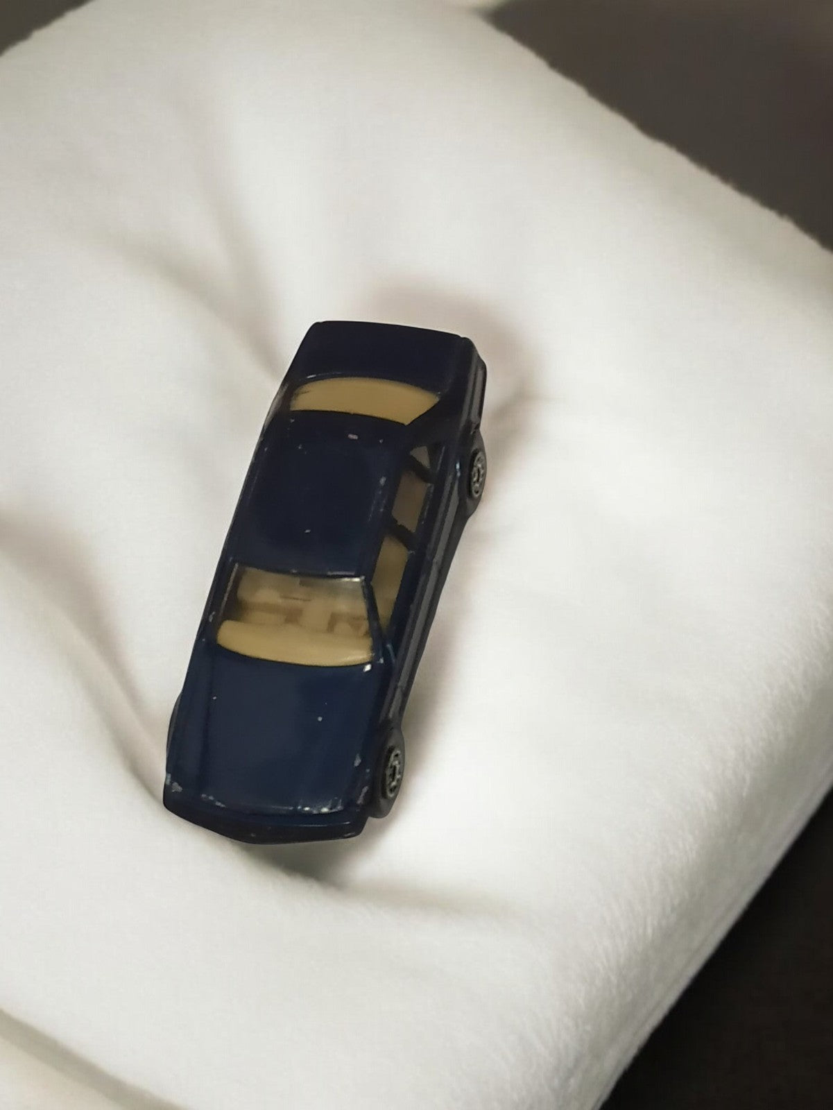 Voiture miniature vintage bleue, véhicule rétro ancien, modèle de collection