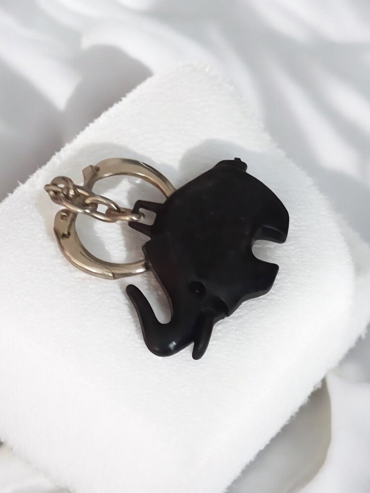 Porte-clés ancien éléphant noir vintage rétro publicitaire objet d'occasion