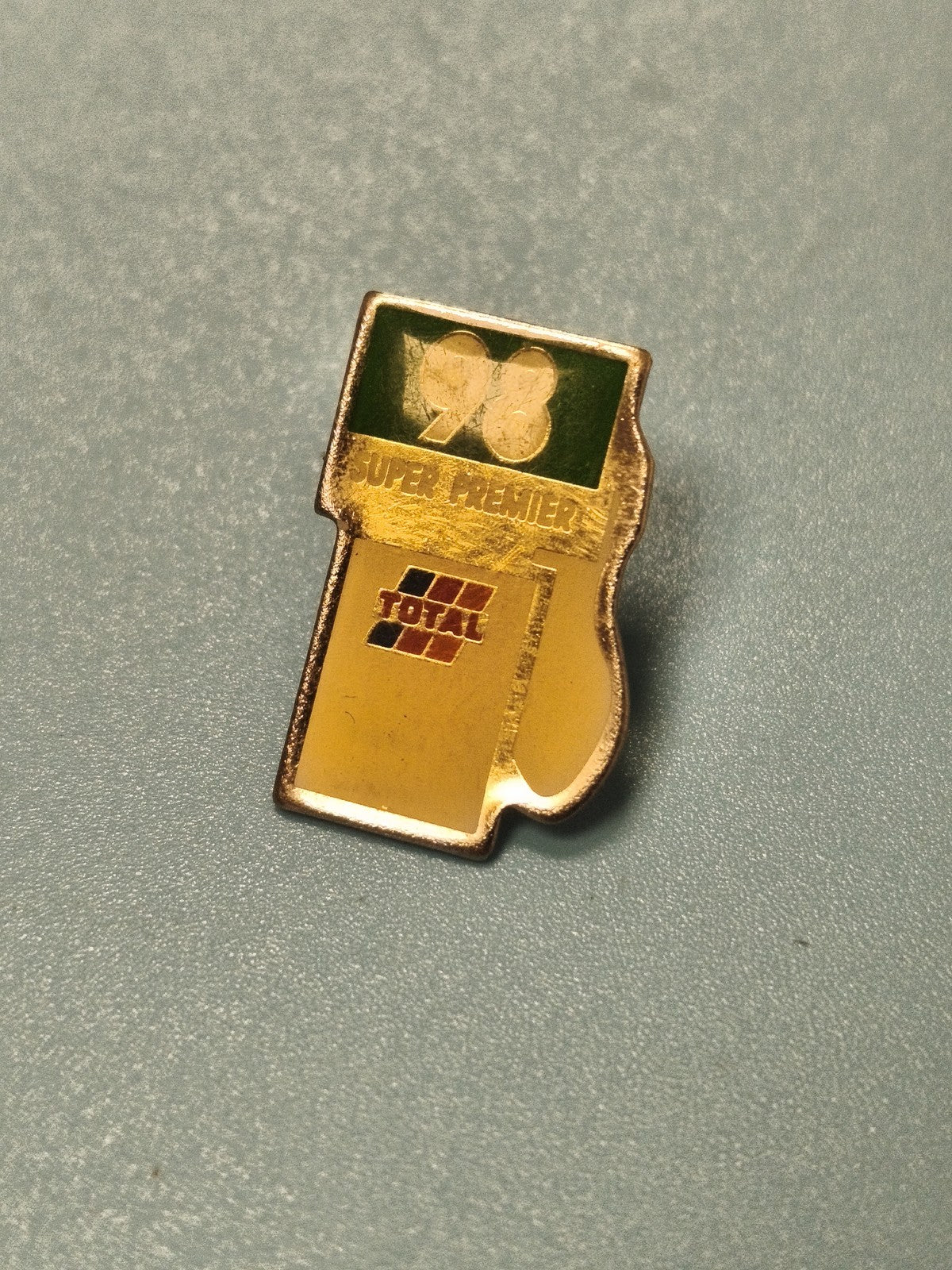 Vintage pin's TOTAL Super Premier 98, forme pompe à essence, collection