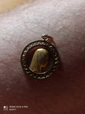 Médaille religieuse vintage Vierge profil doré cercle ajouré pendentif ancien