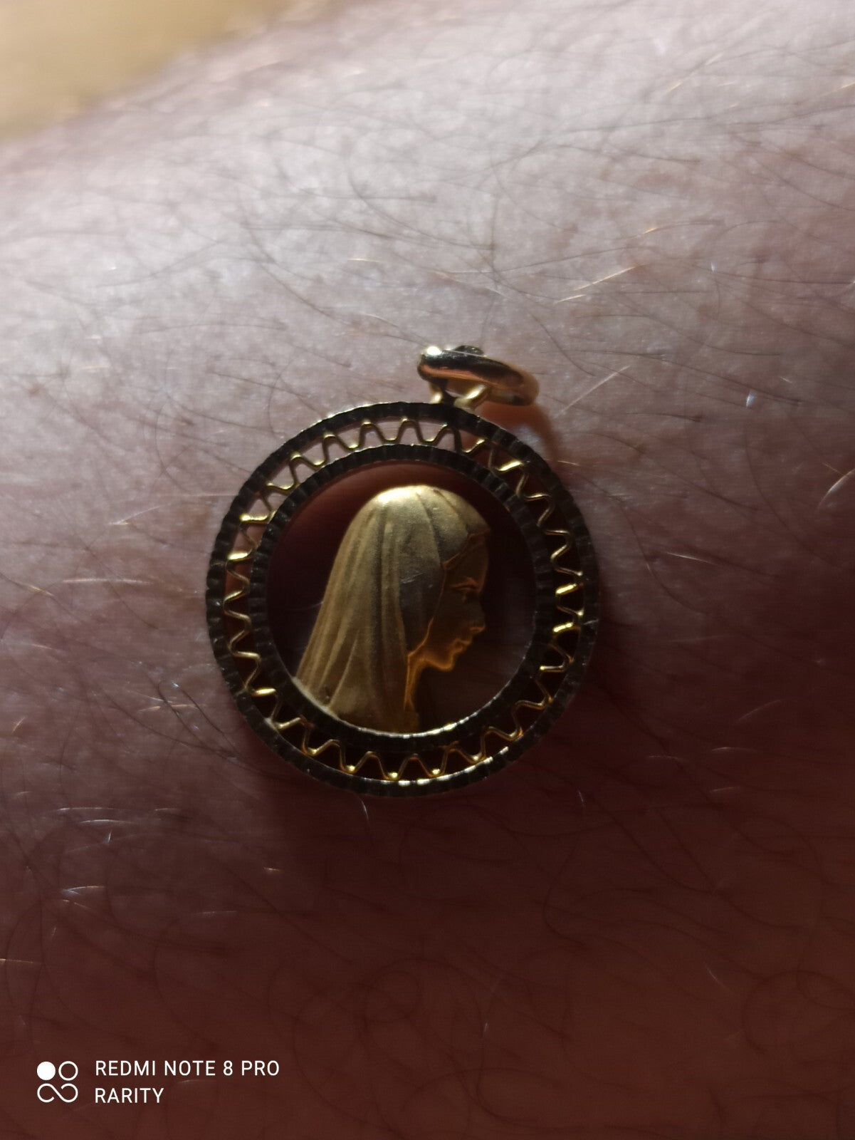 Médaille religieuse vintage Vierge profil doré cercle ajouré pendentif ancien