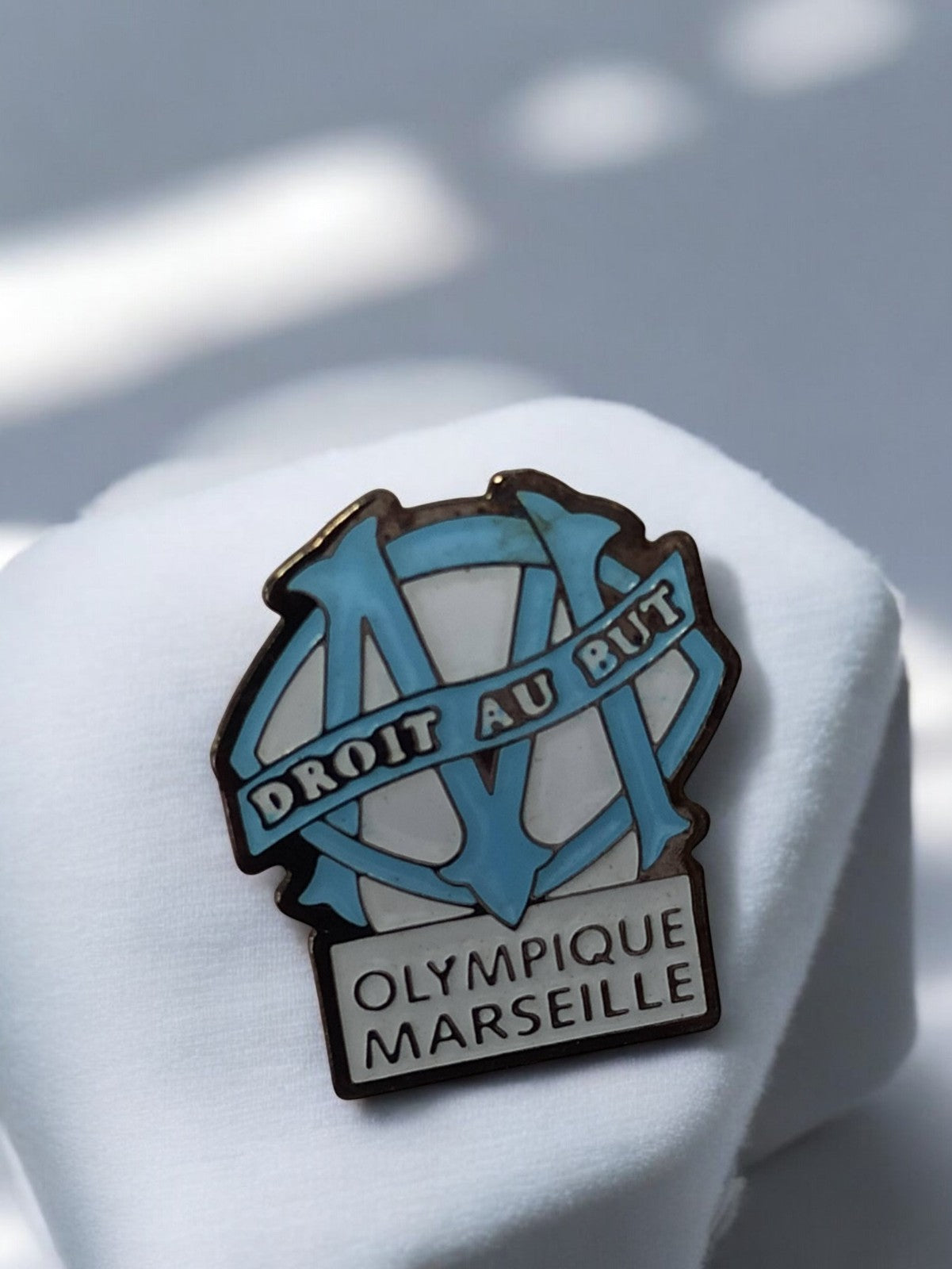 Pin's Olympique de Marseille ancien vintage logo OM bleu blanc rétro football