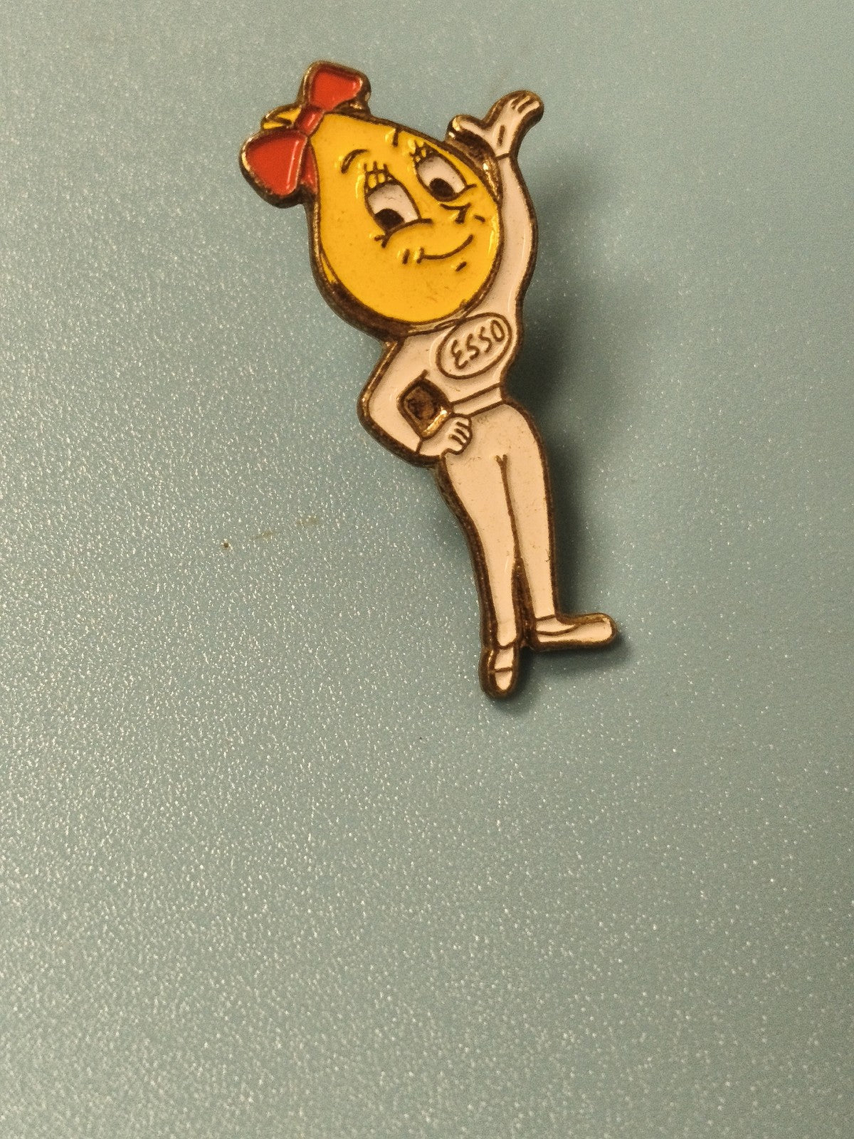 Pin's vintage Esso goutte mascotte jaune collection publicitaire rétro