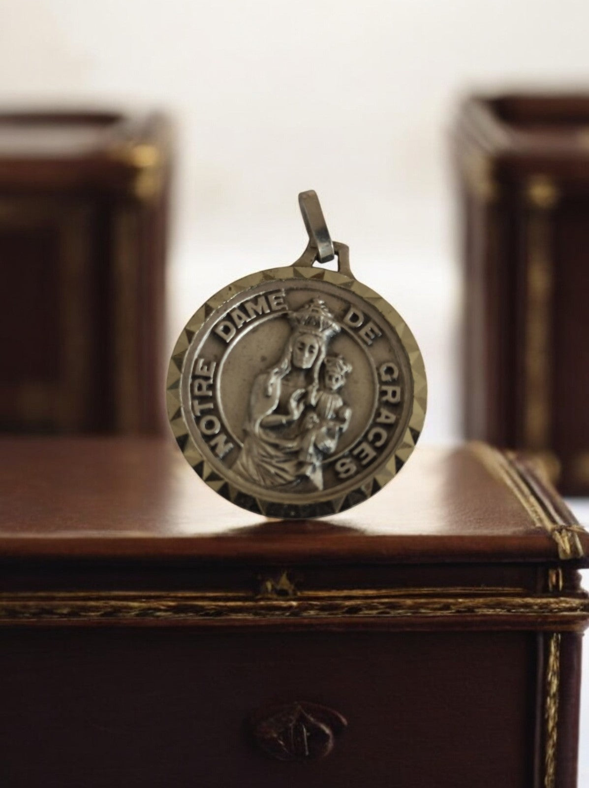 Pendentif religieux vintage Notre Dame de Grâces rond, relief catholique ancien