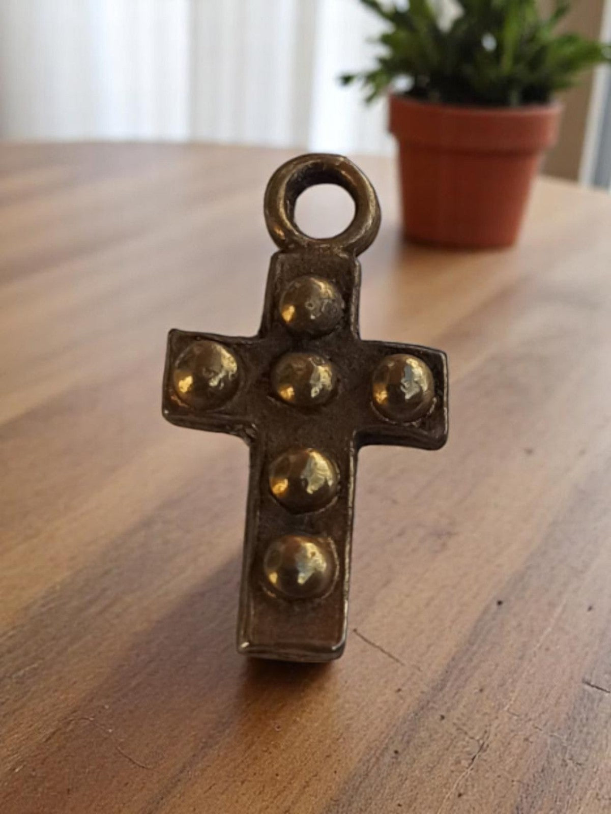 Pendentif croix vintage métal années 50, reliefs ronds, rétro authentique