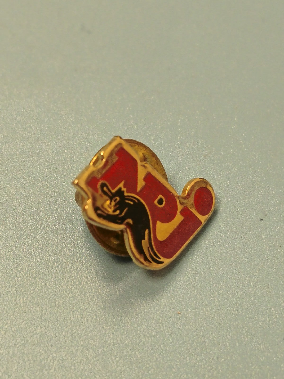 Vintage pin's NRJ radio logo rouge doré collection années 90