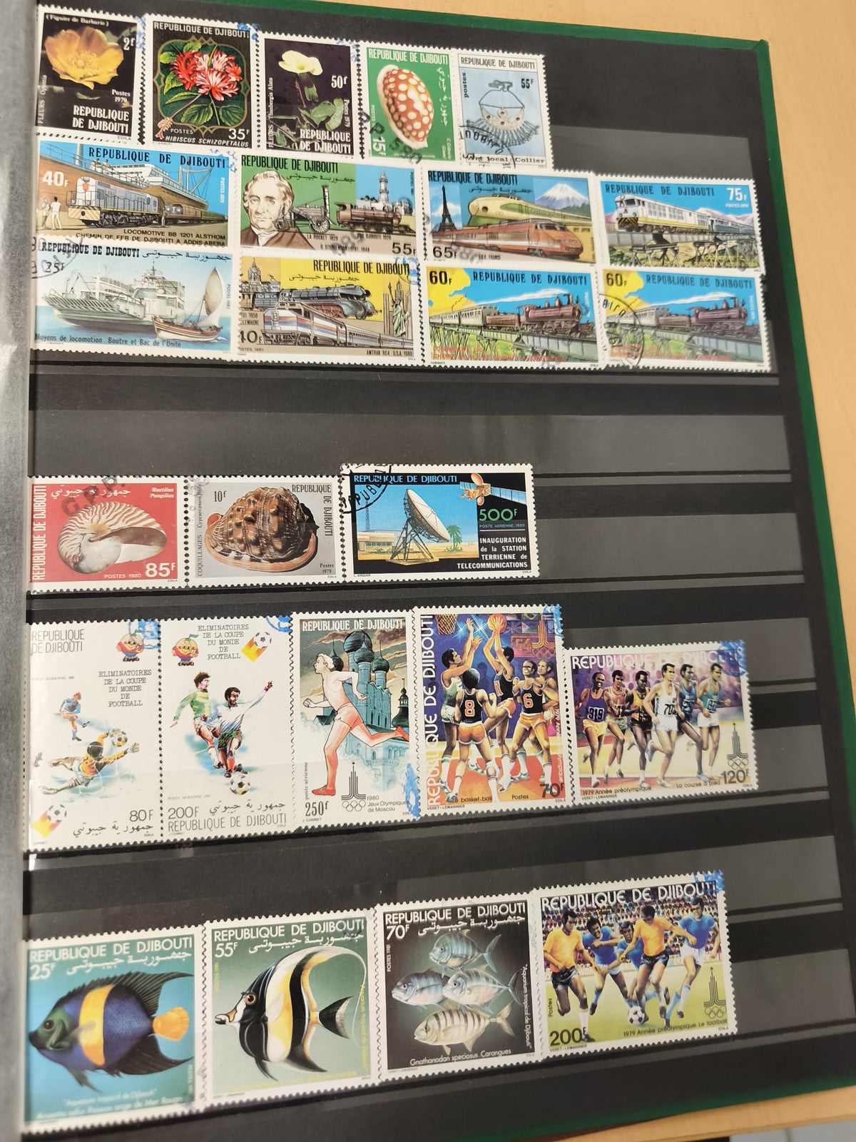 Lot de timbres République de Djibouti thématiques sport, faune, transports coule