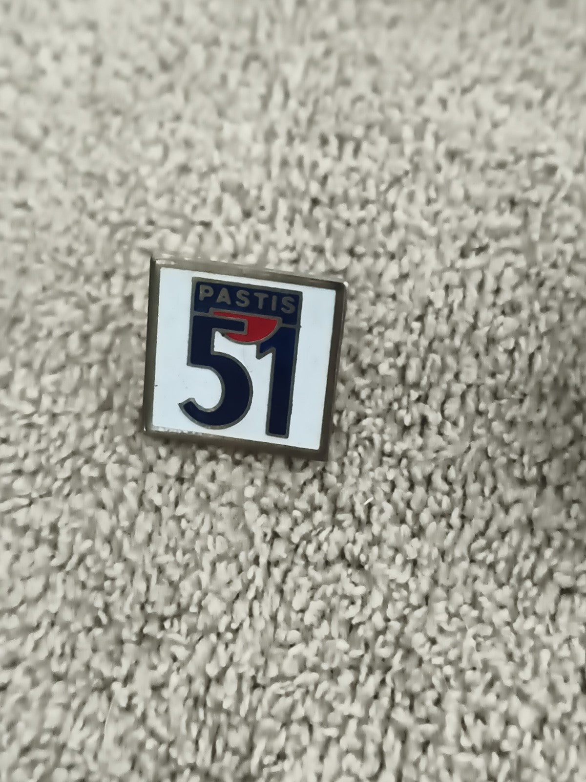 Pin's publicitaire Pastis 51 vintage, logo carré, badge ancien (Ref 1)