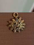 Pendentif soleil vintage métal doré années 50, bijouterie fantaisie rétro